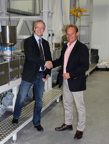 Powder Technic Managing Director Tuomo Kousa and Leipurin Oy Sales Manager Jari-Pekka Kiiski shake hands on the partnership agreement